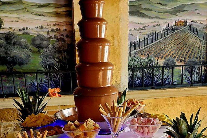 Montaje de fuente de chocolate para boda